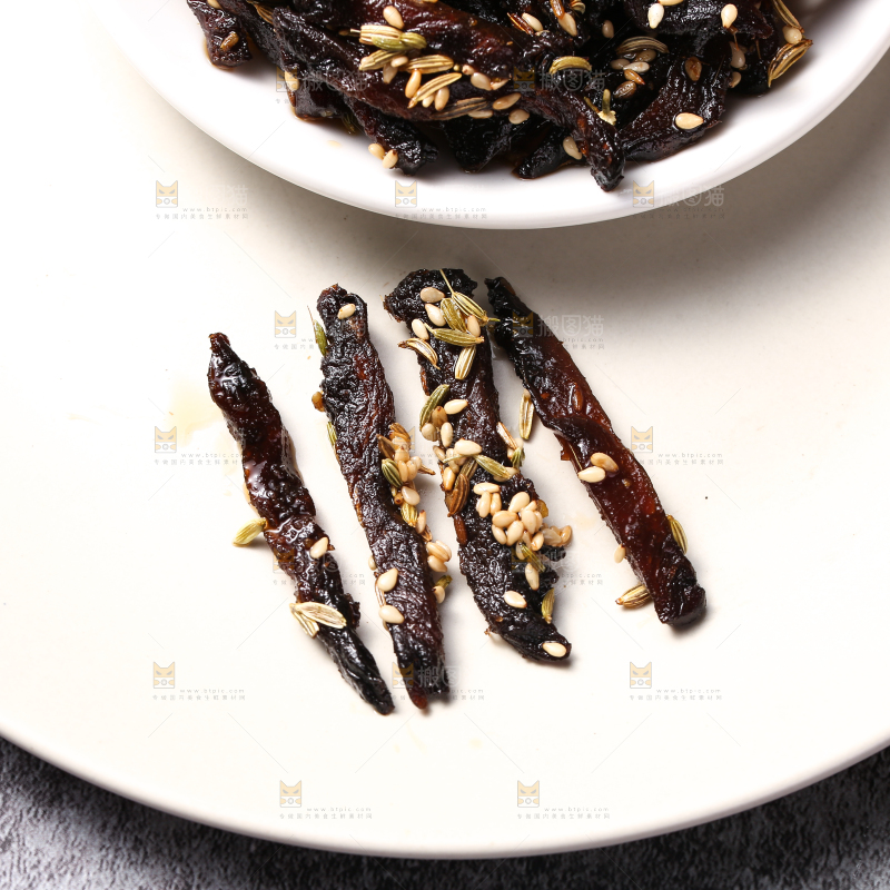 盘子里的孜然芥肉干