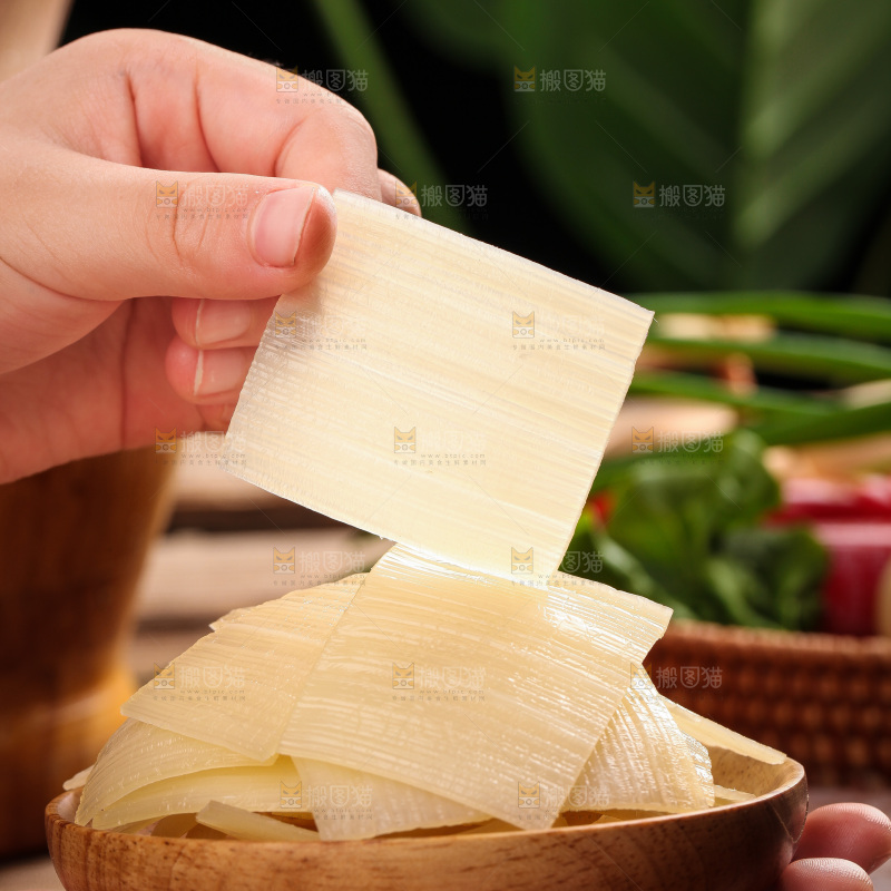 手里拿着烤冷面片