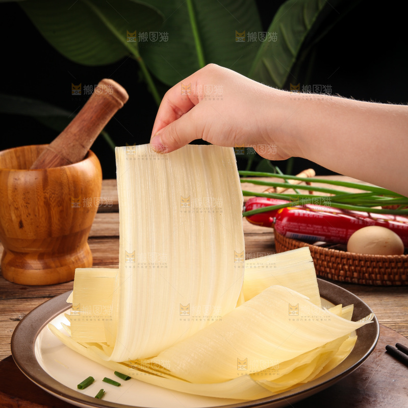 手里拿着冷面饼