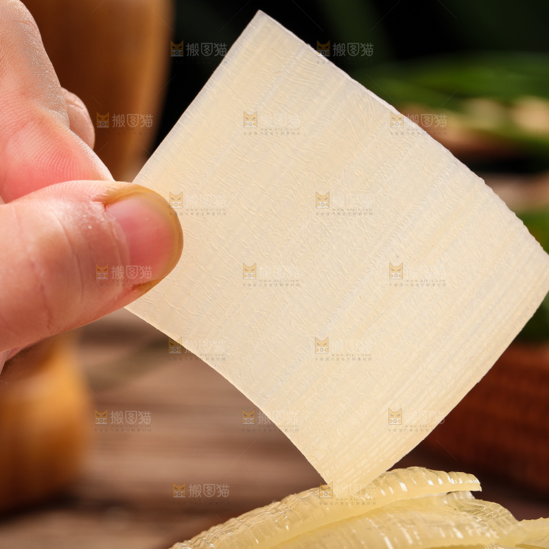 手里拿着烤冷面片