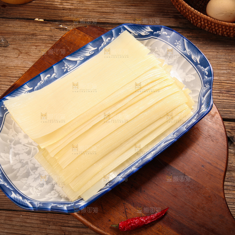 木底上放着一盘烤冷面皮