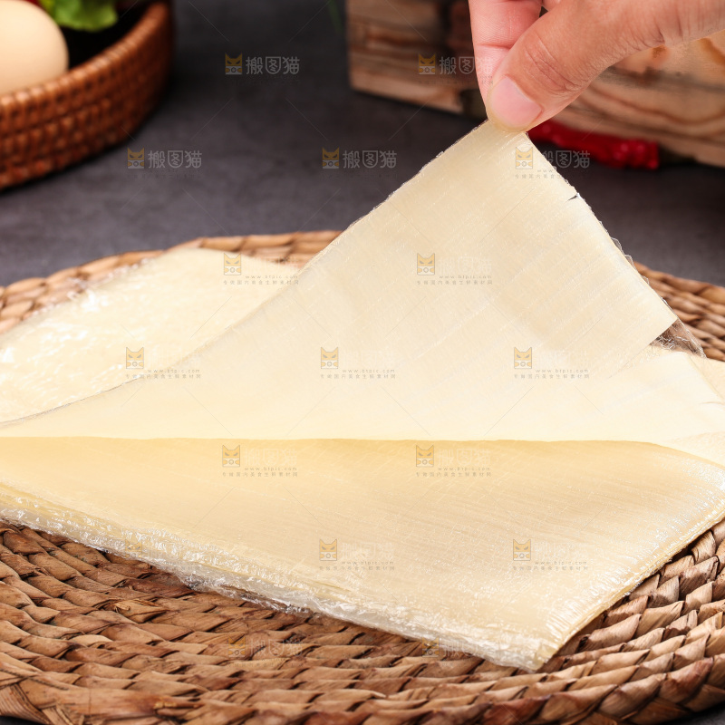 手里拿着冷面片