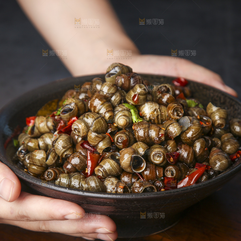 手端着一碗麻辣螺丝