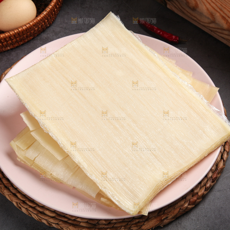 深底上的一盘冷面皮