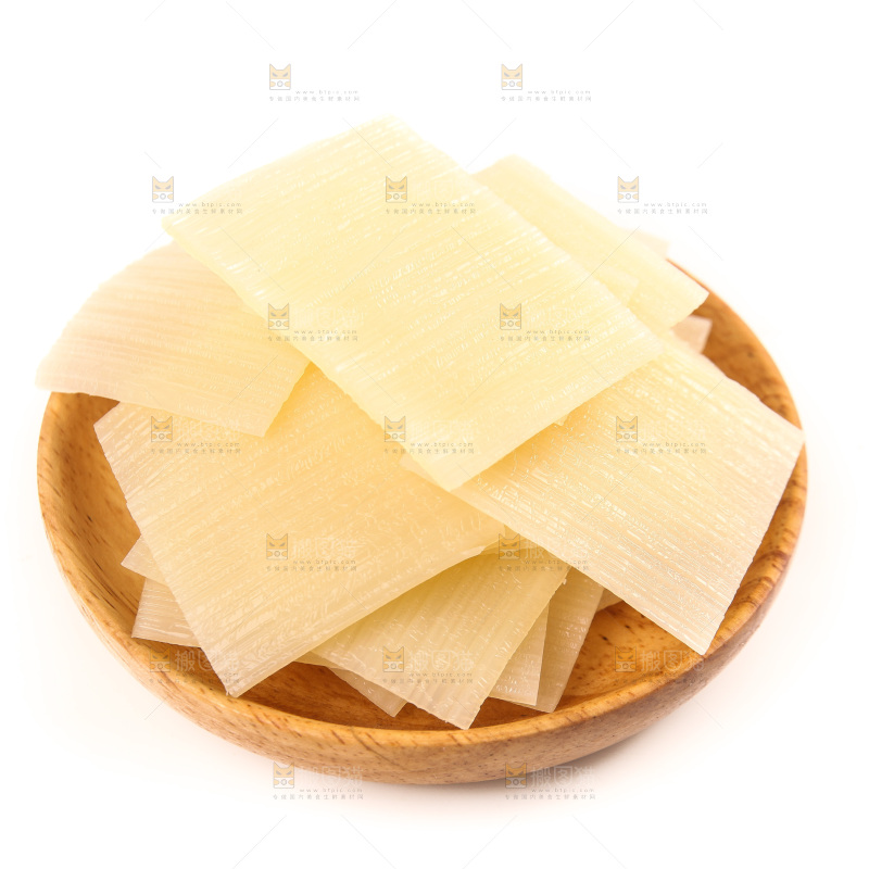 白底上的一盘东北冷面皮