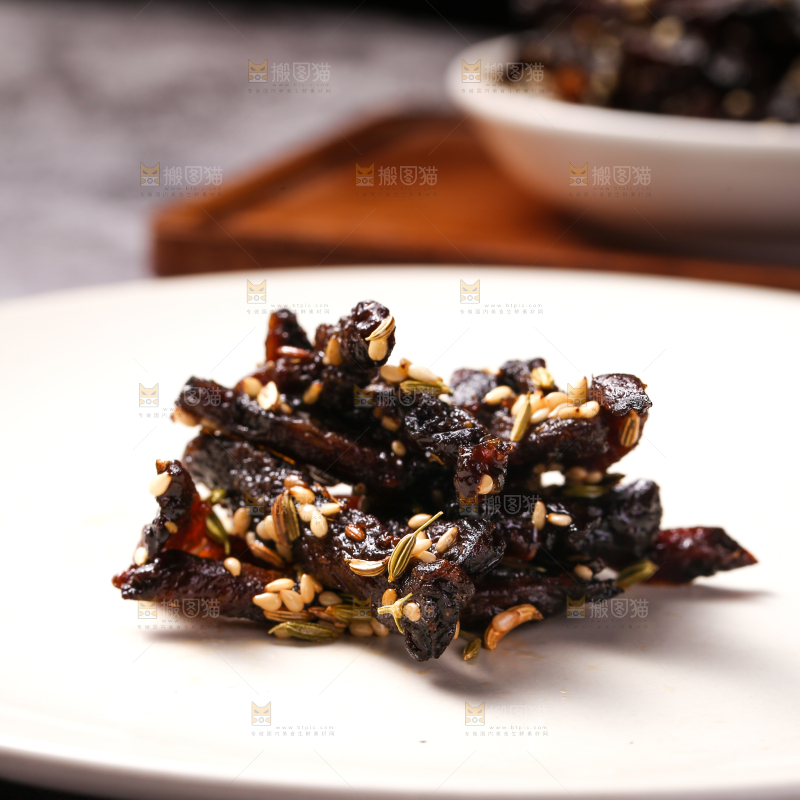 盘子里的孜然芥肉条