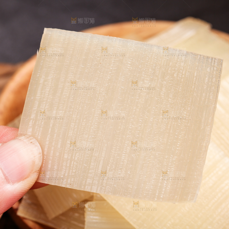 手里拿着冷面片
