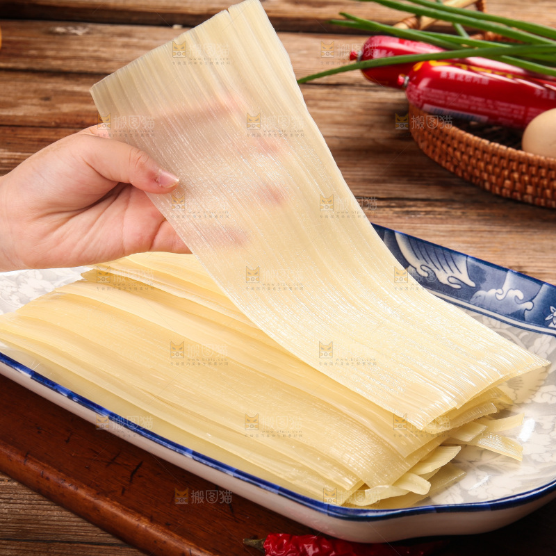 手里拿着冷面饼