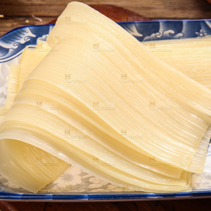 盘子里的烤冷面片
