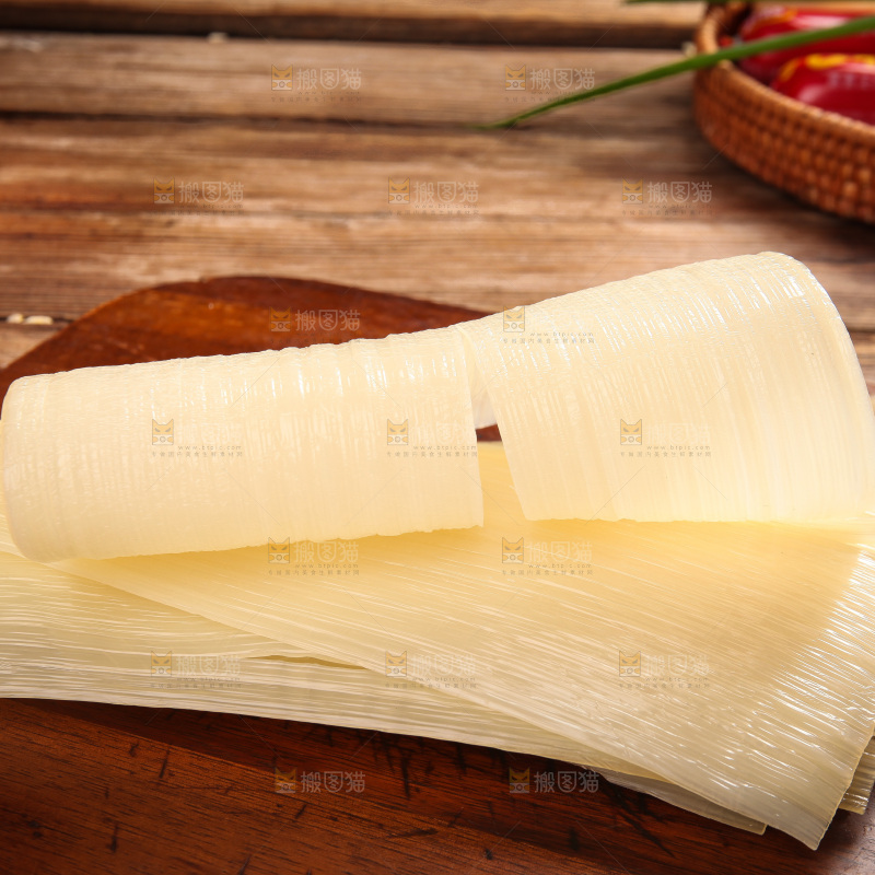 木底上放着的烤冷面皮