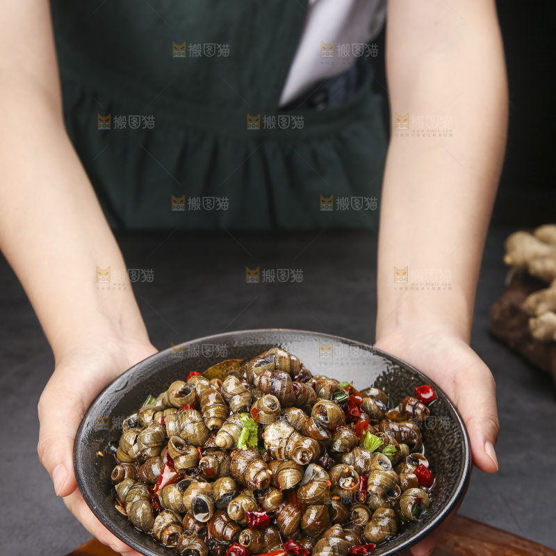 手端着一碗麻辣螺丝