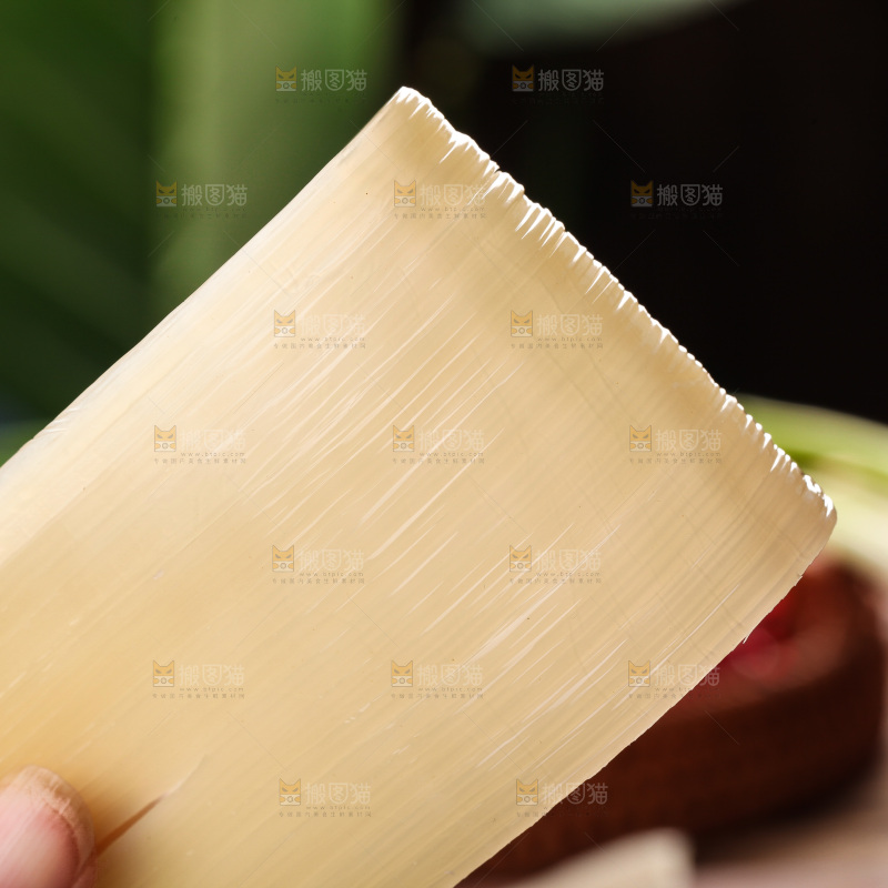 手里拿着烤冷面片