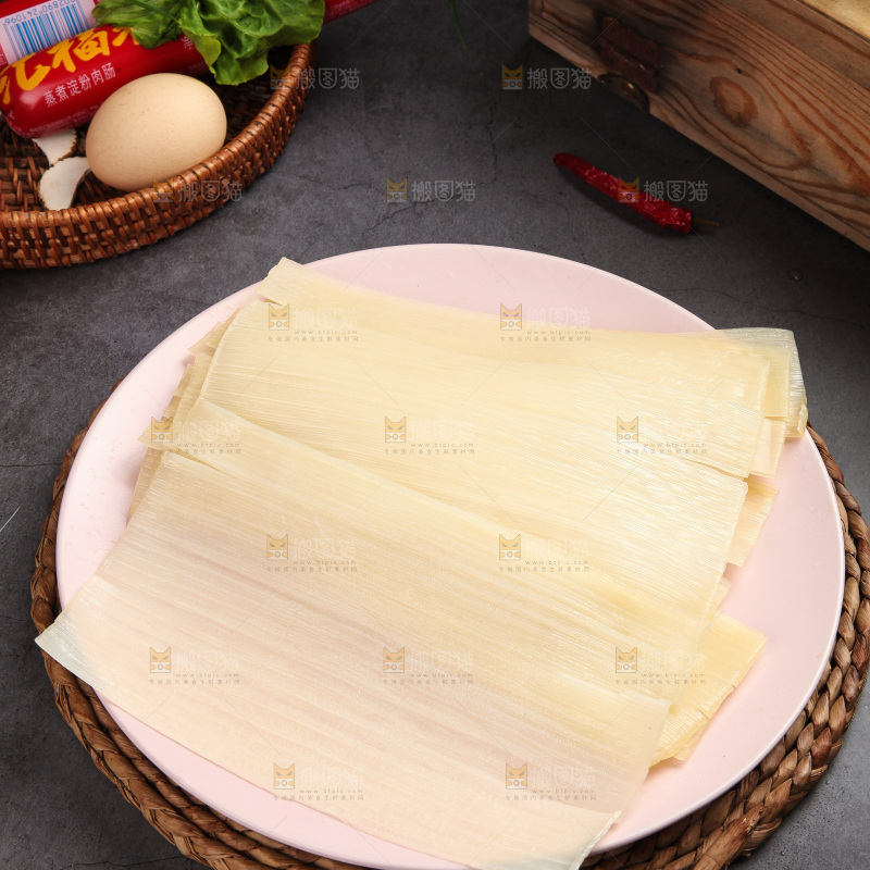 深底上的一盘冷面皮
