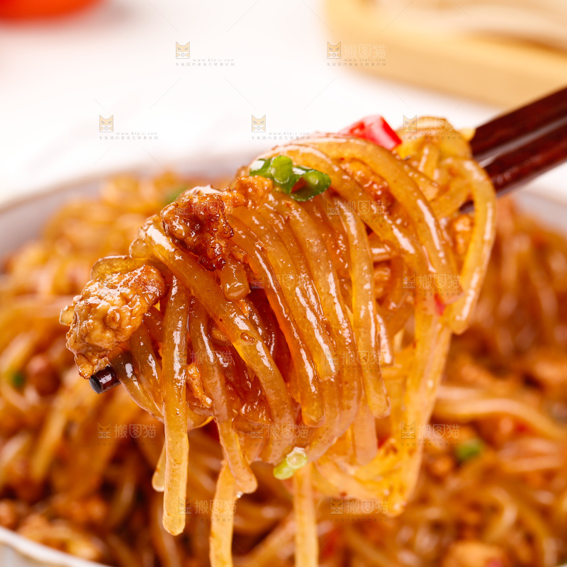 筷子上夹着炒粉条