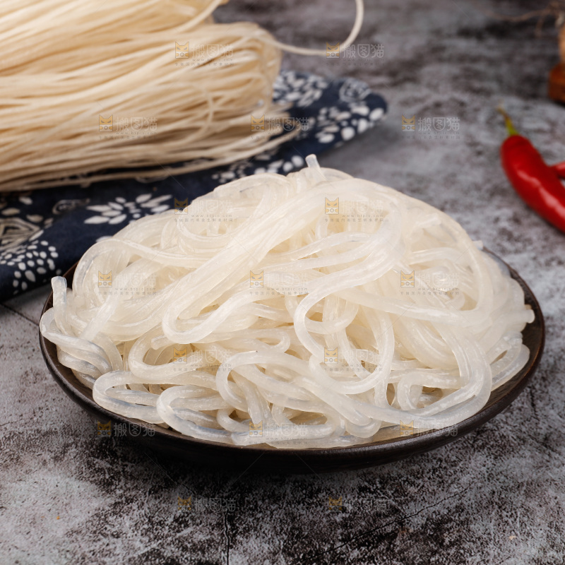 碗里泡好的野生葛根粉条