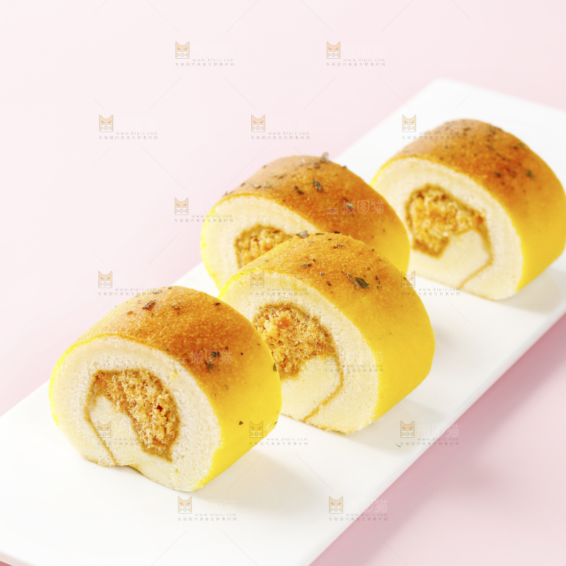 盘子上的肉松蛋糕卷