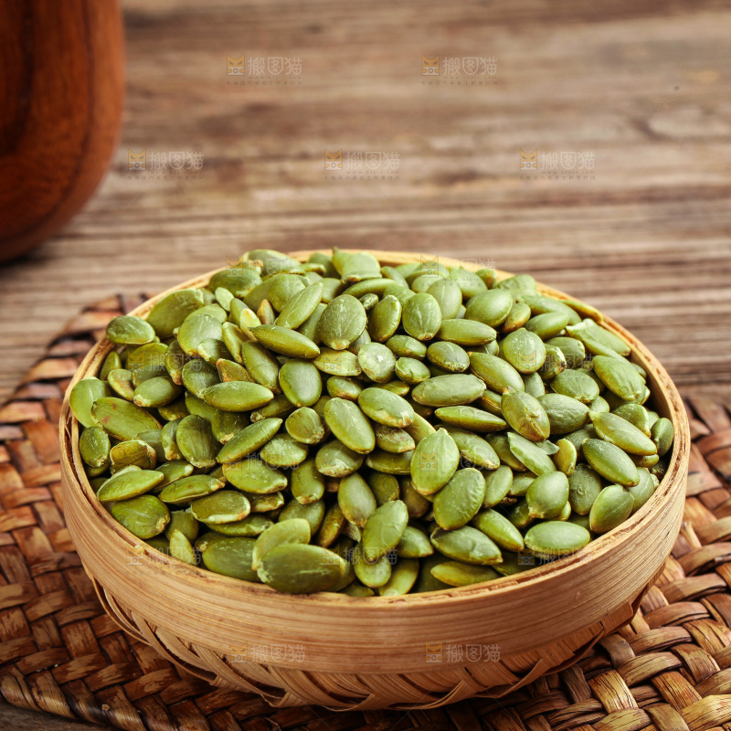 木底上的一篮南瓜子仁