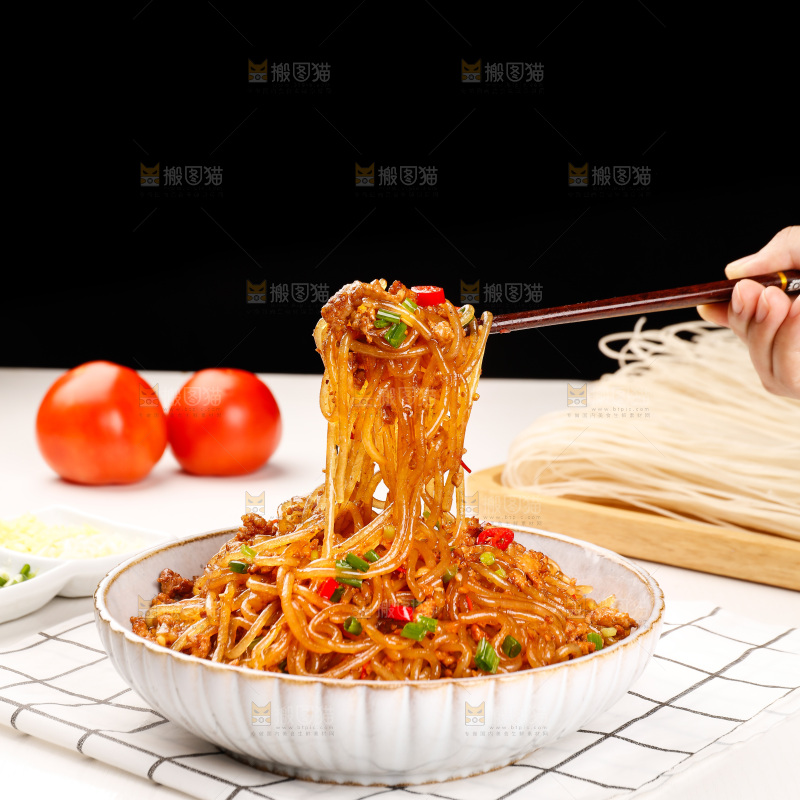 筷子上夹着肉末炒粉条