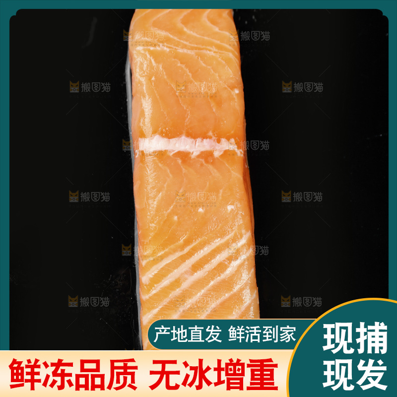黑底上放着三文鱼刺身