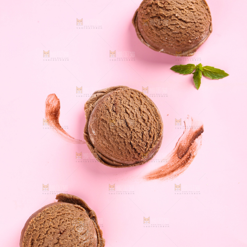 浅底上的巧克力冰淇淋