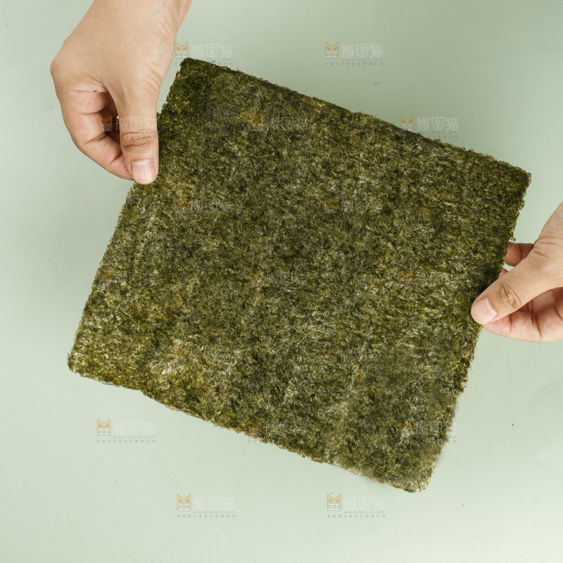 手里拿着海苔片