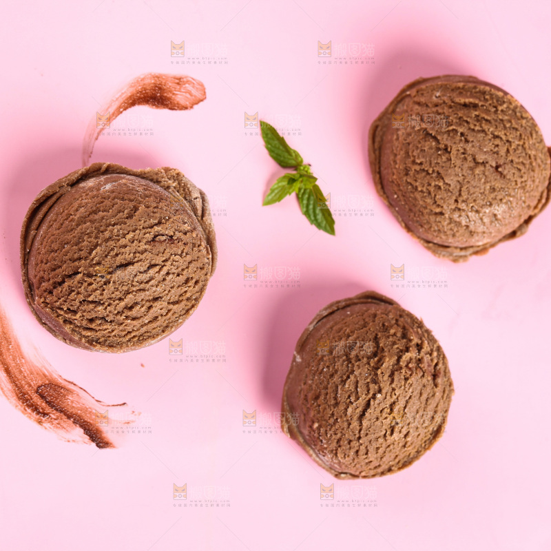 浅底上的巧克力冰淇淋