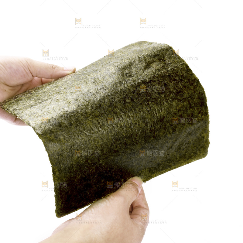 手拿着寿司海苔片