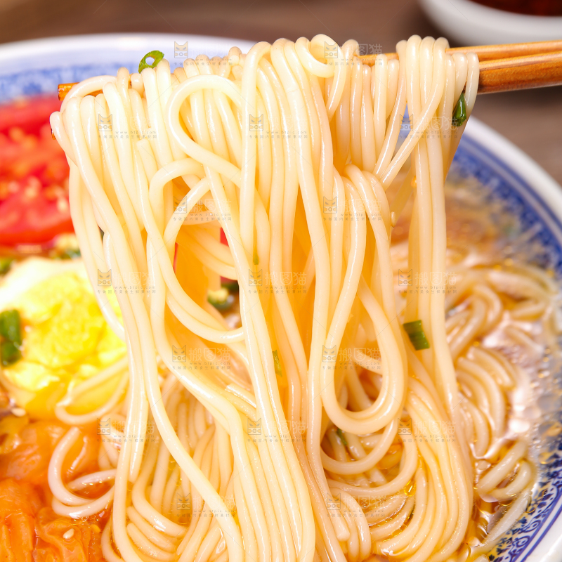 筷子夹着东北冷面