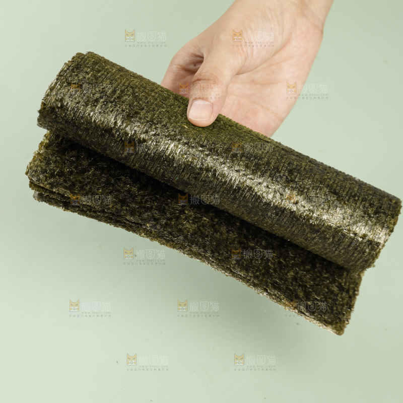 手里拿着海苔片