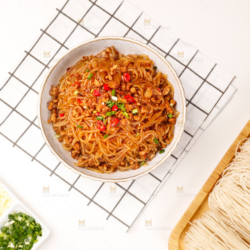 格子布上的一盘肉末粉条
