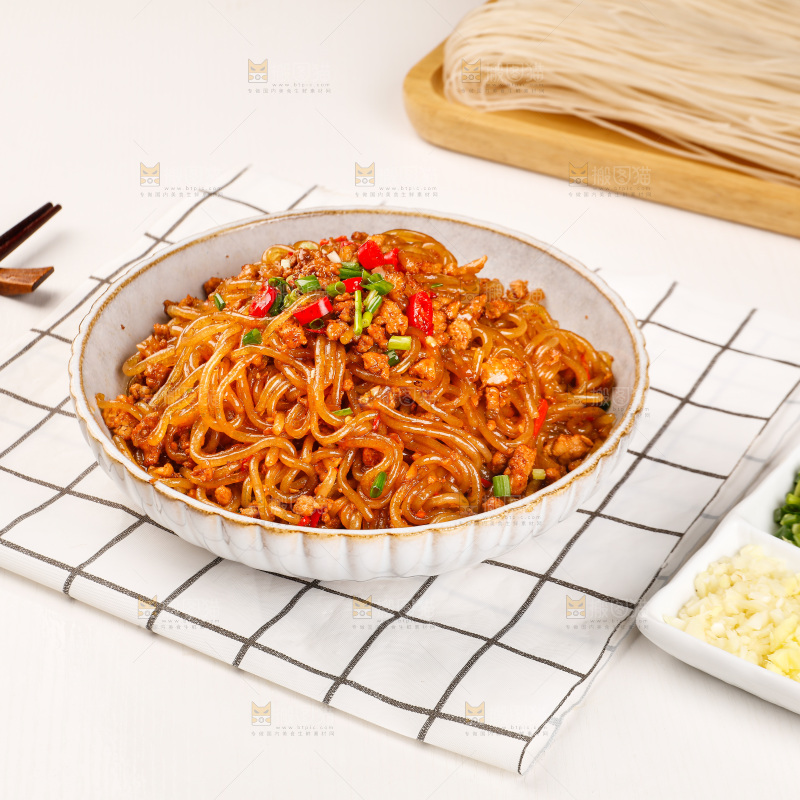 格子布上的一盘肉末粉条