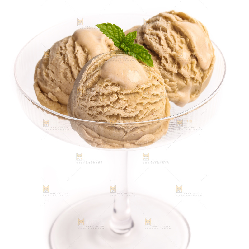 玻璃杯里的冰淇淋球