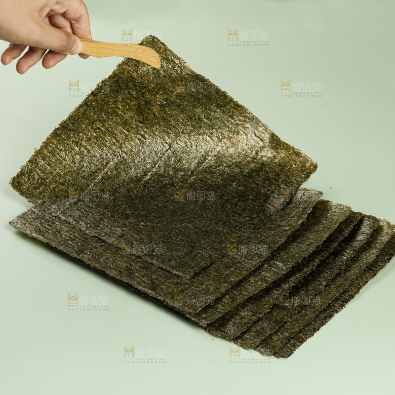 夹子夹着寿司海苔片