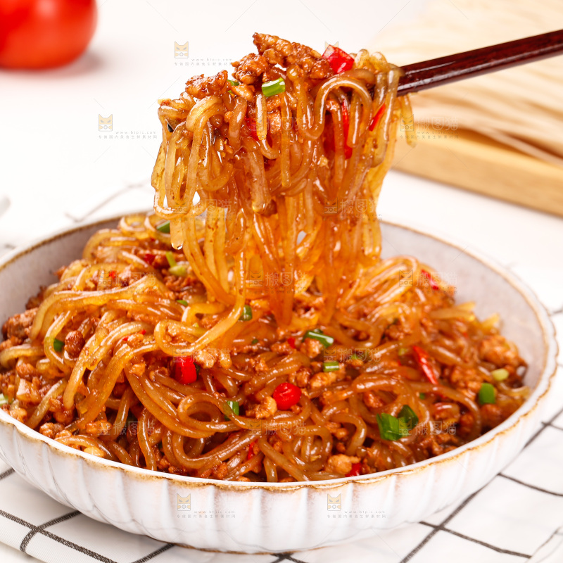 筷子上夹着炒粉条