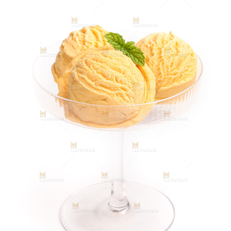玻璃杯里的冰淇淋球