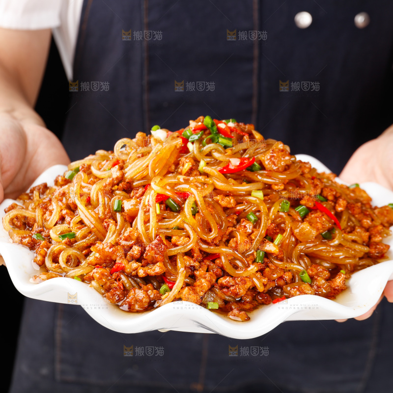 手端着一盘肉末粉条