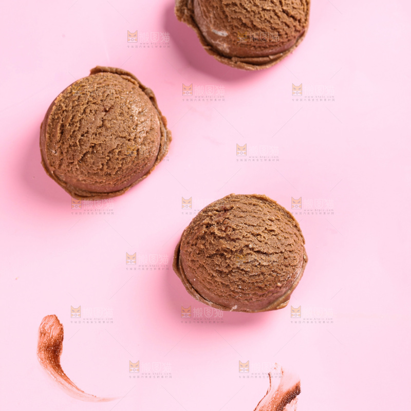 浅底上的巧克力冰淇淋
