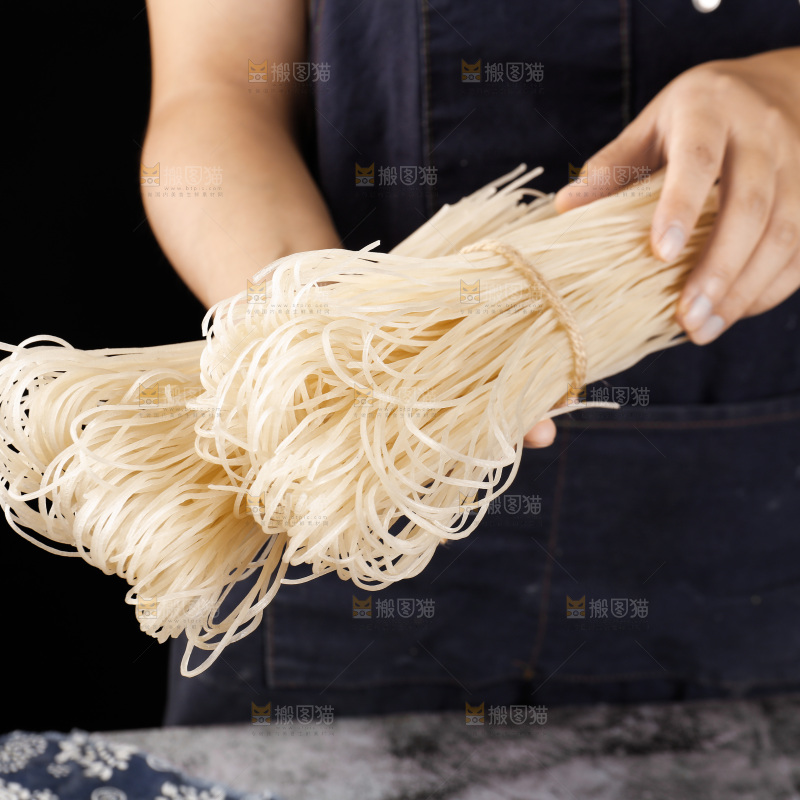 手里拿着葛根粉条