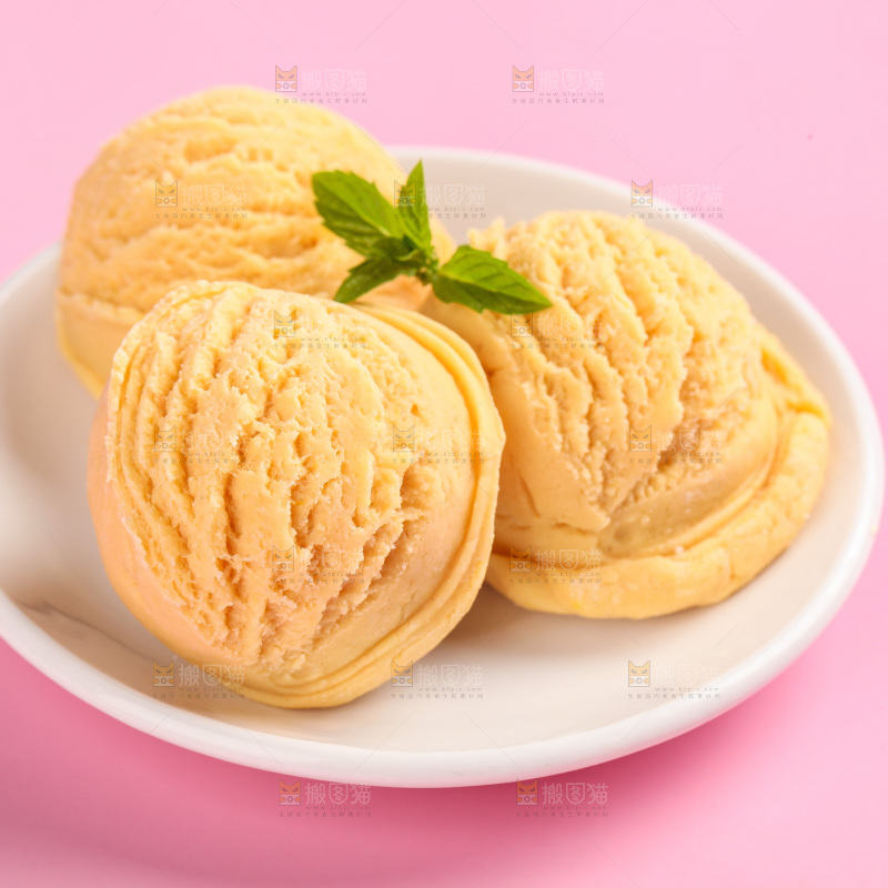 盘子里的奶油冰淇淋