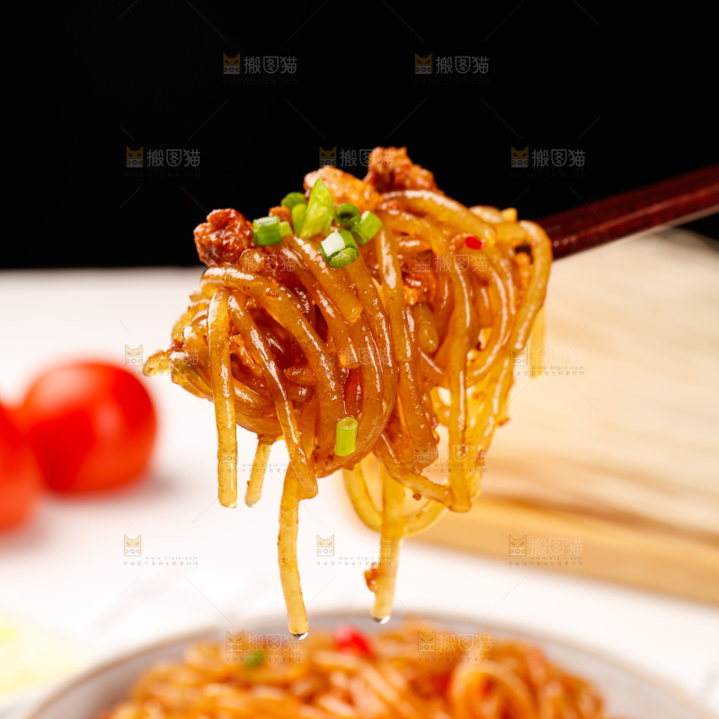 筷子上夹着炒粉条