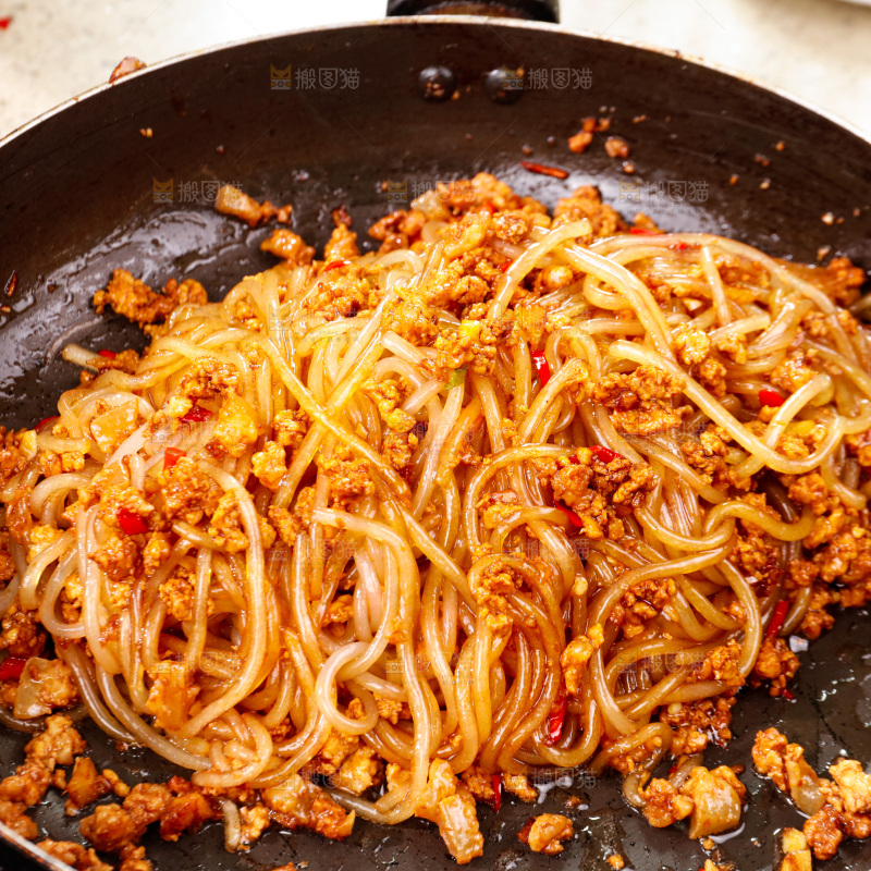 锅里正在炒着肉末粉条