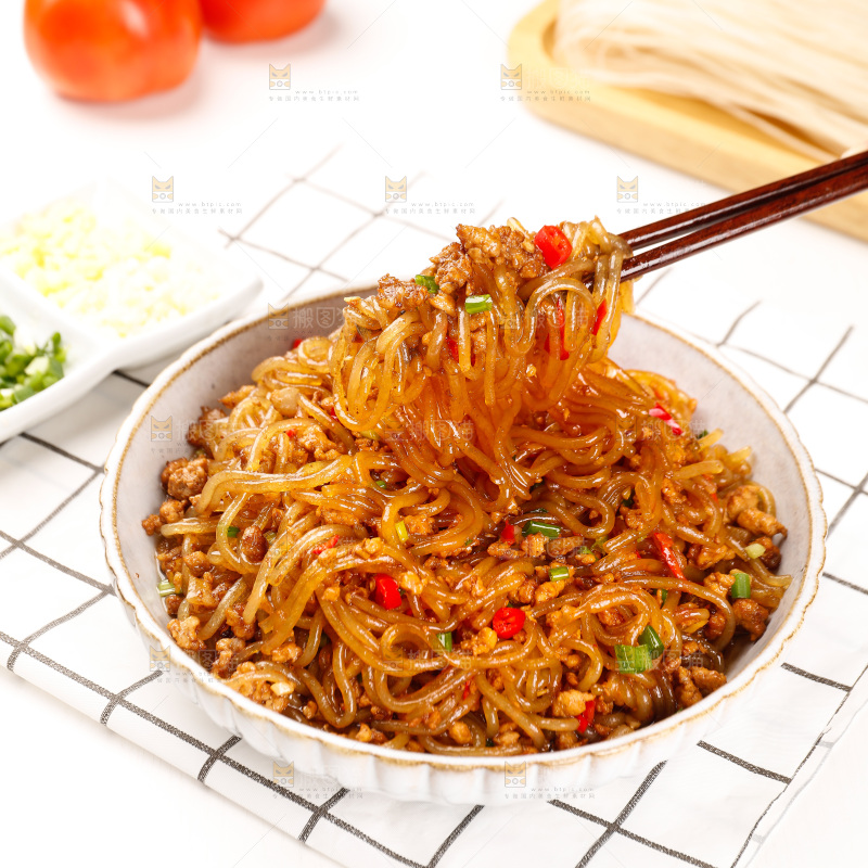 筷子上夹着炒粉条