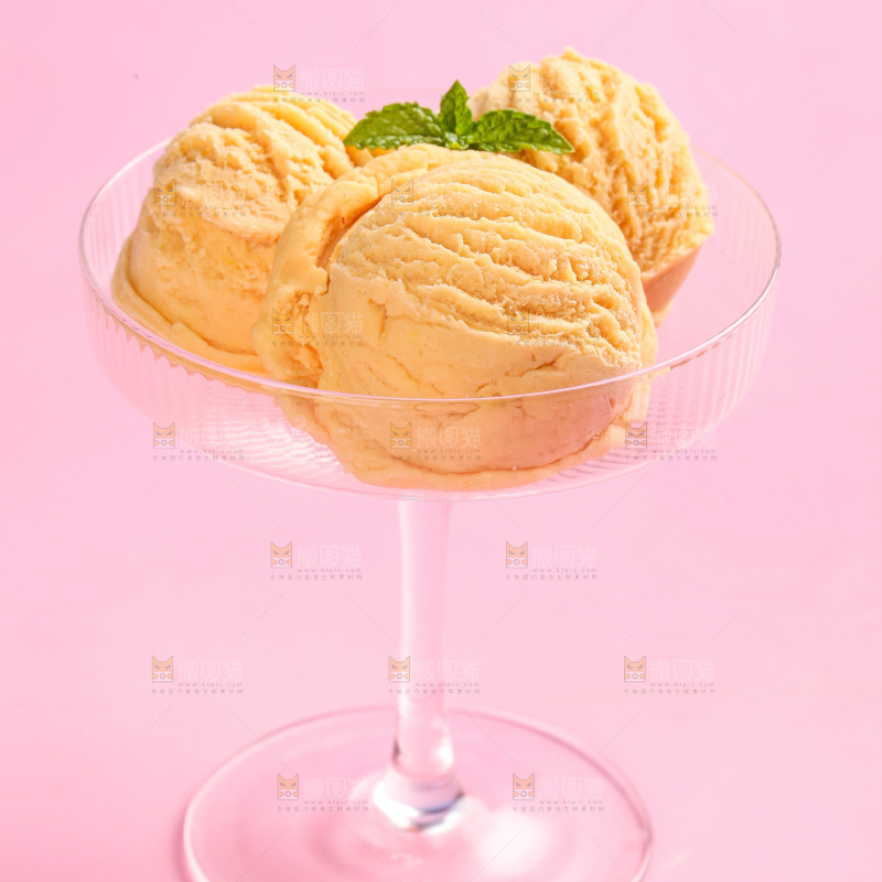 玻璃杯里的冰淇淋球