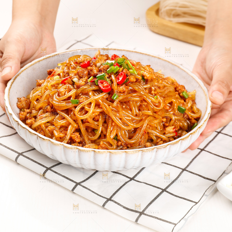 手端着一盘肉末粉条