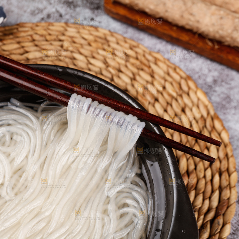 筷子上夹着泡发的葛根粉条