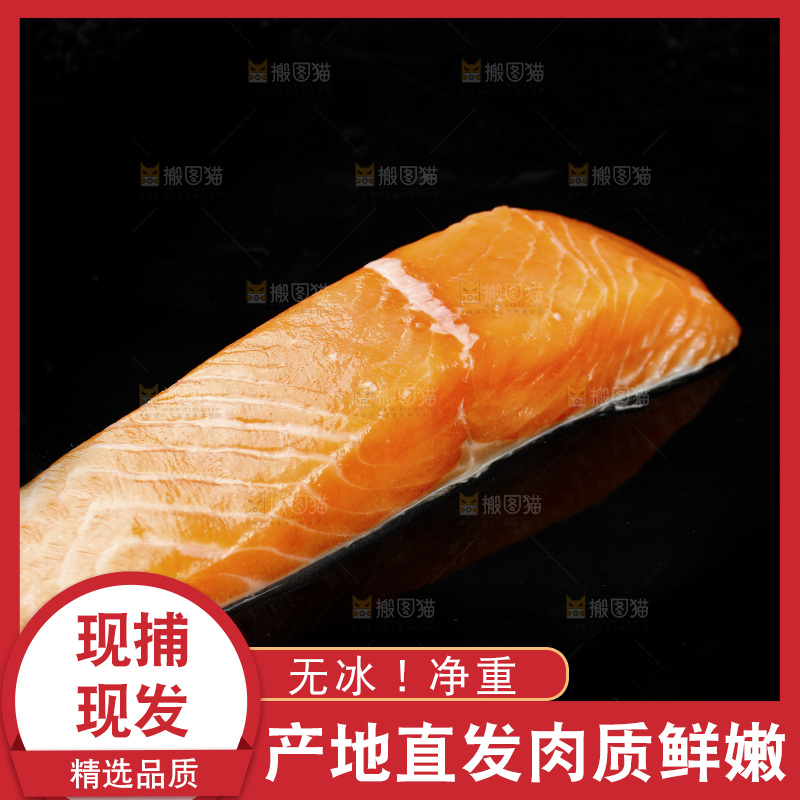 黑底上放着三文鱼刺身