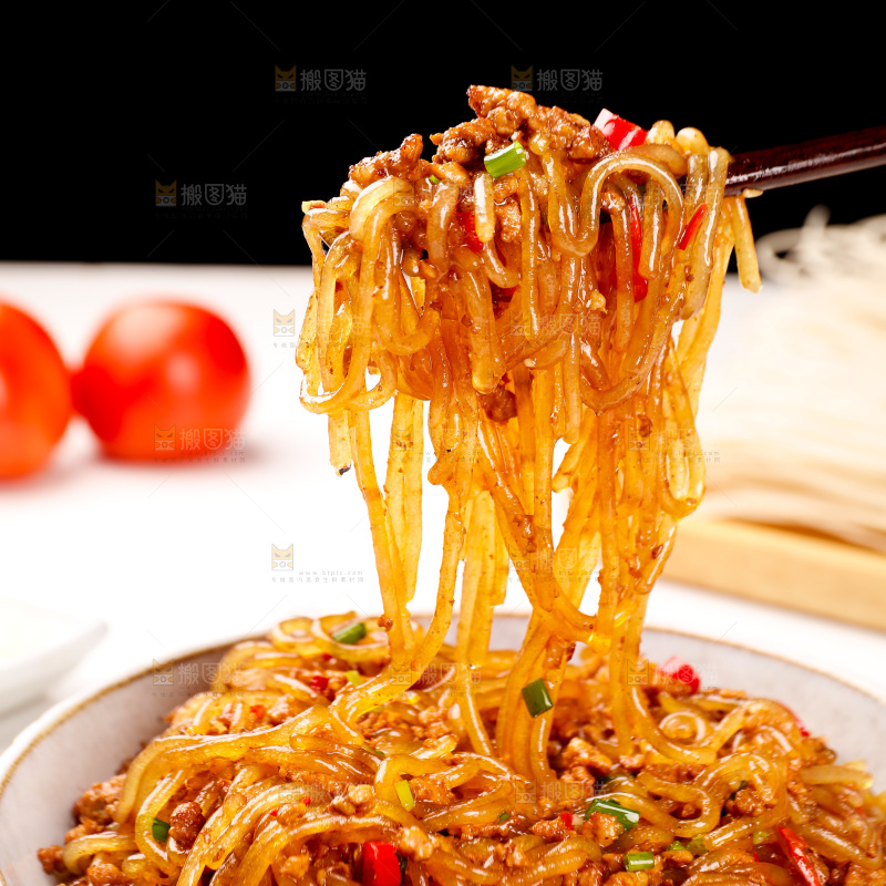 筷子上夹着炒粉条