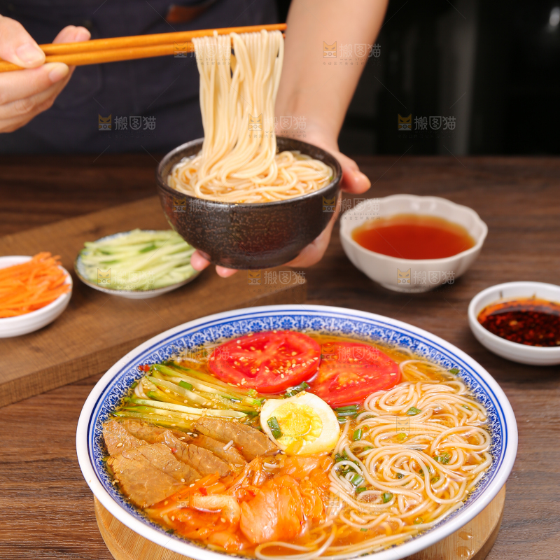 筷子夹着东北冷面