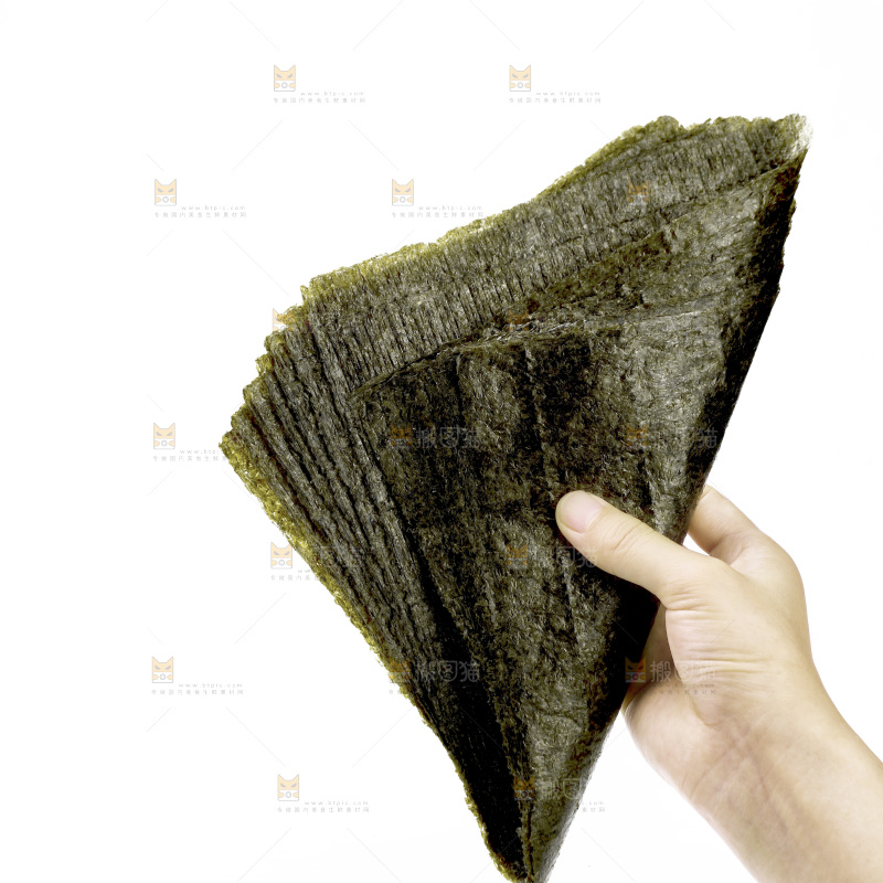手里拿着海苔片