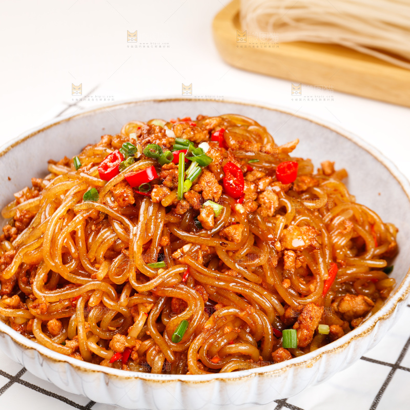 格子布上的一盘肉末粉条